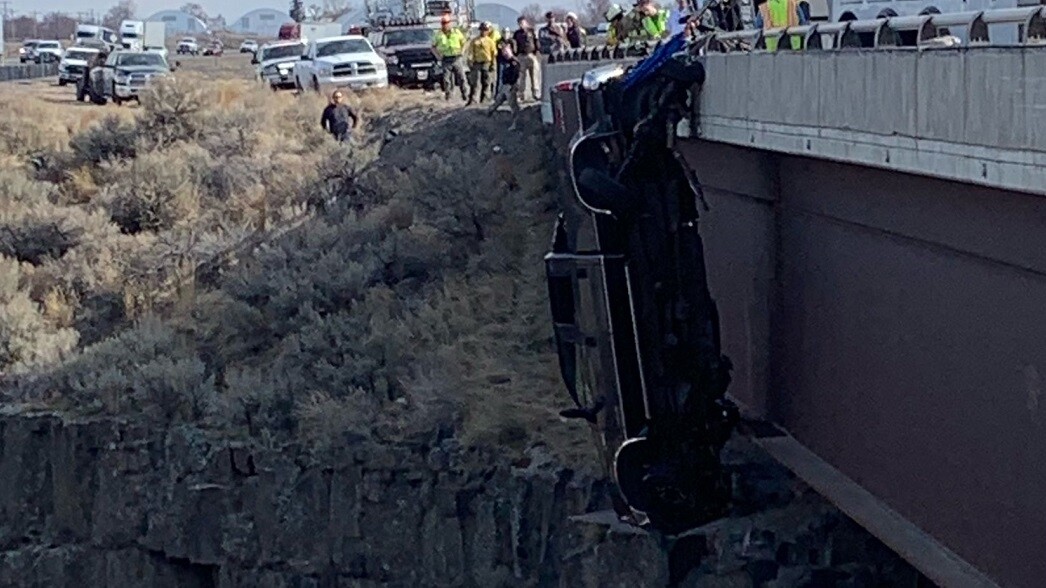 ΗΠΑ: Ζευγάρι σώθηκε μέσα από το φορτηγάκι του που κρεμόταν από μια γέφυρα 30 μέτρων