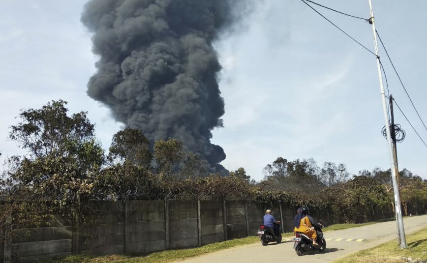 Ινδονησία: Τεράστια πυρκαγιά σε διυλιστήριο, τουλάχιστον 5 τραυματίες