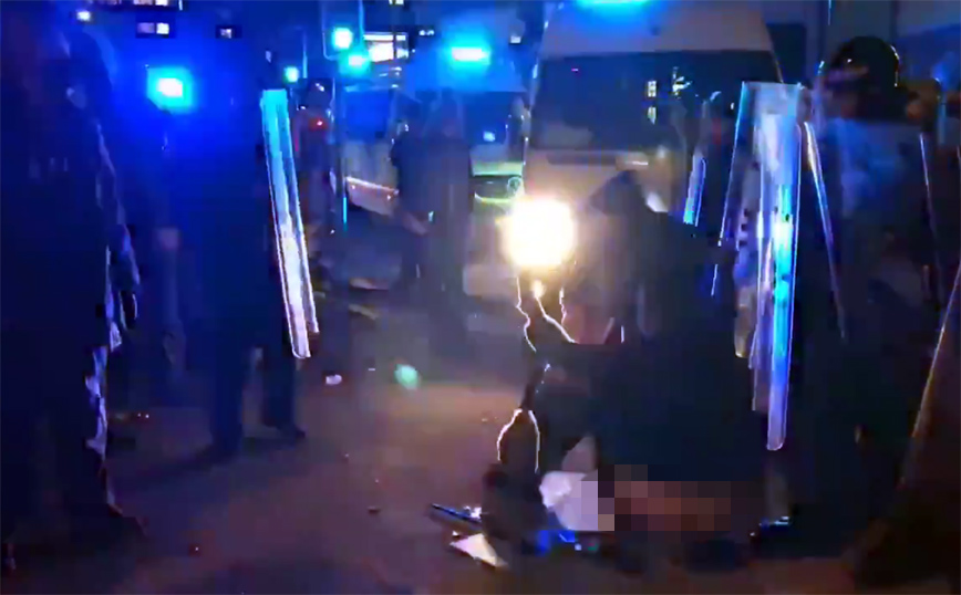 Αδιανόητες εικόνες: Διαδηλώτριες ουρούν και αφοδεύουν στα πόδια αστυνομικών