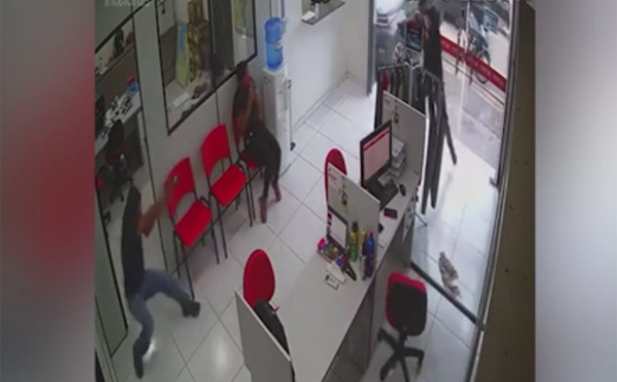 Στιγμές πανικού σε μαγαζί: Βγήκαν τα όπλα, τρομοκρατημένη γυναίκα βρέθηκε στη μέση