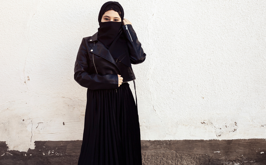 Πρωτόγνωρες νομικές και κοινωνικές πιέσεις να φορούν χιτζάμπ δέχονται οι γυναίκες στην Ινδονησία