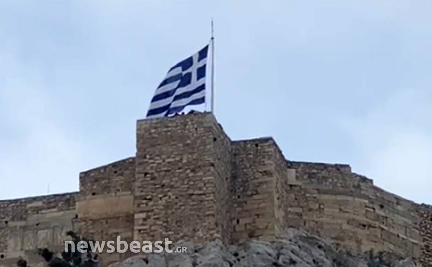 Εντυπωσιακό βίντεο από την Πλάκα με την έπαρση της ελληνικής σημαίας στην Ακρόπολη