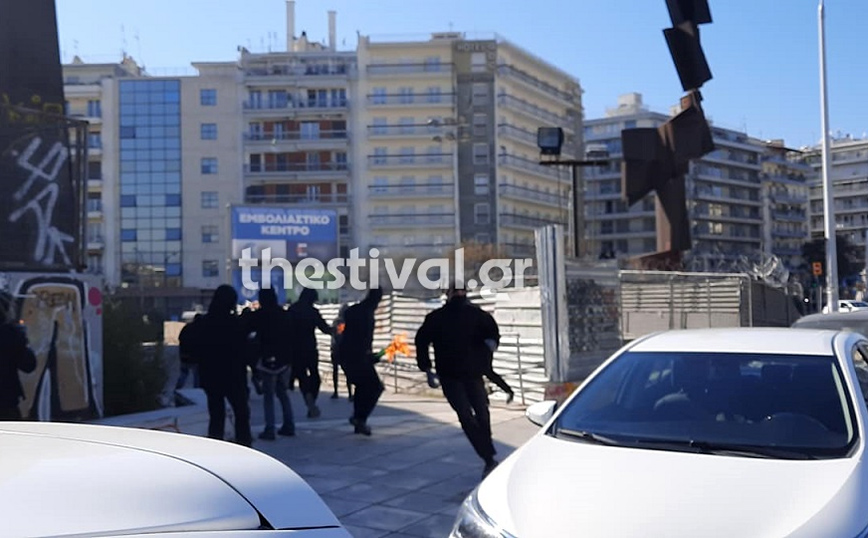 Θεσσαλονίκη: Καρέ καρέ η επίθεση με βόμβες μολότοφ σε ΜΑΤ μετά την πορεία φοιτητών