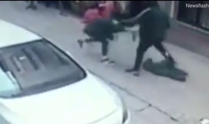 Σοκάρει επίθεση στη μέση του δρόμου στην Τουρκία: Μαχαίρωσε τη γυναίκα του γιατί δεν τον ήθελε πίσω