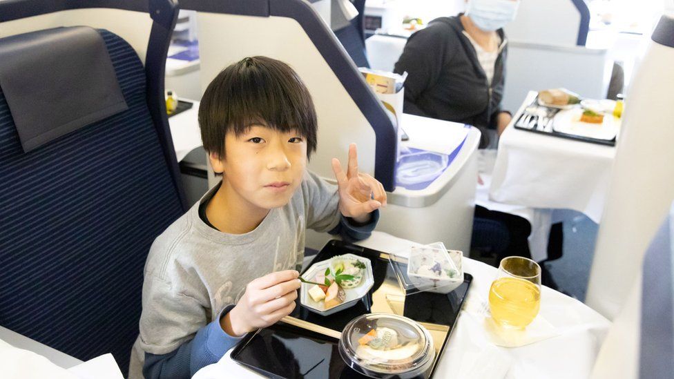 Ιαπωνία: Απίστευτη απήχηση για το γεύμα μέσα σε ένα καθηλωμένο Boeing
