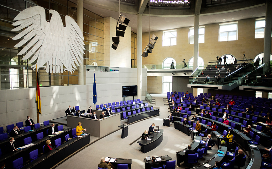 Γερμανία: Ο Σόιμπλε μειώνει τις βουλευτικές αποζημιώσεις λόγω κορονοϊού κατά&#8230; 70,58 ευρώ