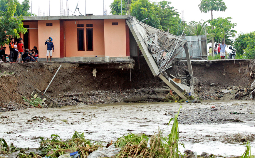 Φονικές πλημμύρες σε Ινδονησία και Ανατολικό Τιμόρ: Πάνω από 76 νεκροί και δεκάδες αγνοούμενοι