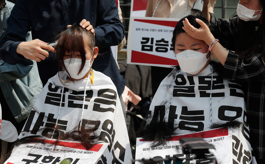 Ξύρισαν το κεφάλι τους για να διαμαρτυρηθούν για το νερό της Φουκουσίμα