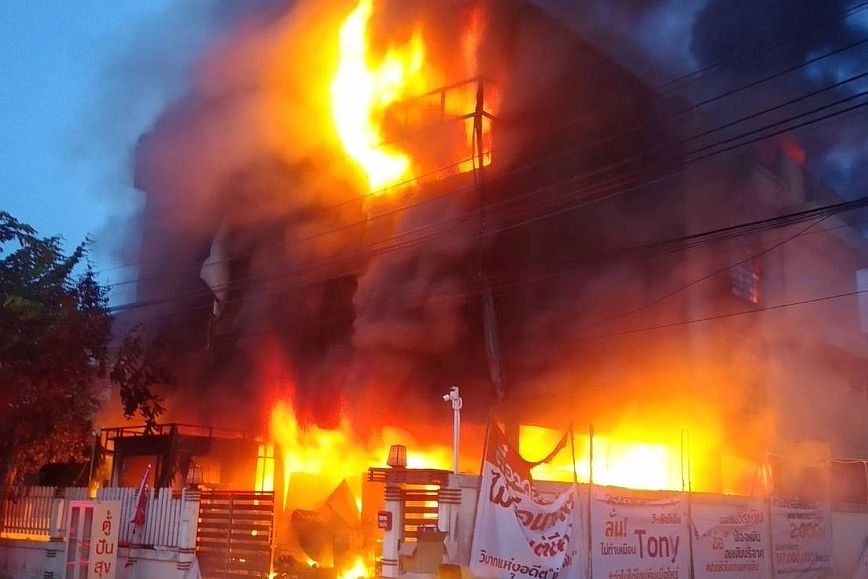 Ταϊλάνδη: Πέντε νεκροί από κατάρρευση τριώροφης κατοικίας που είχε τυλιχθεί στις φλόγες