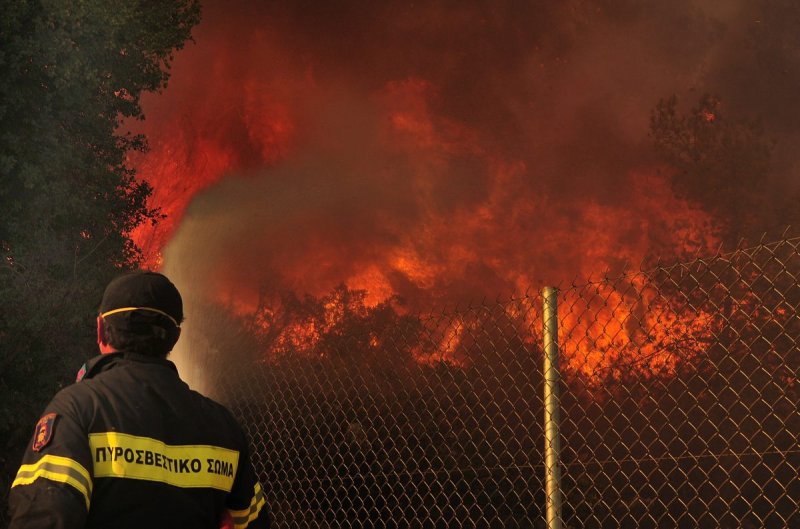 Φωτιά στην Άνδρο: Ενισχύονται οι δυνάμεις της Πυροσβεστικής
