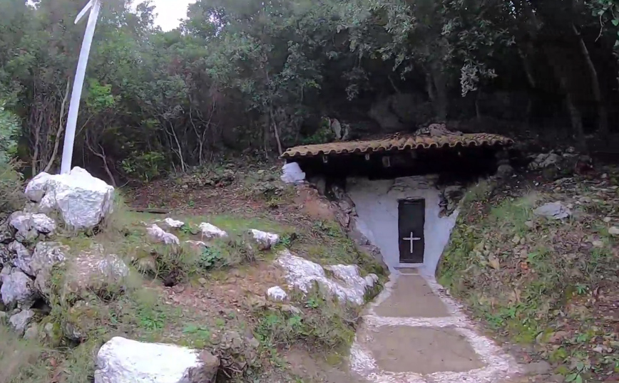 Το εκκλησάκι του Αγίου Στυλιανού στην Κέρκυρα λαξευμένο μέσα σε σπηλιά