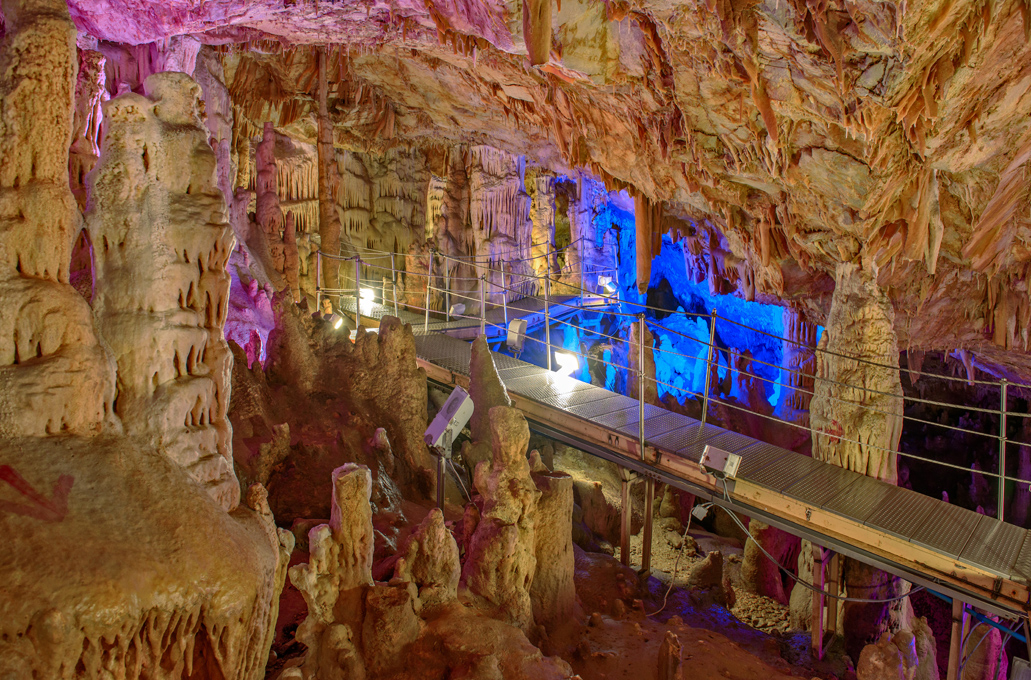 Το εντυπωσιακό σπήλαιο που καλωσορίζει τους επισκέπτες στα Ζωνιανά