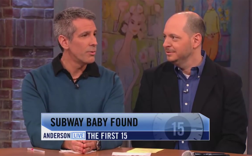 Η μοναδική ιστορία του γκέι ζευγαριού που υιοθέτησε ένα μωρό εγκαταλελειμμένο στο μετρό