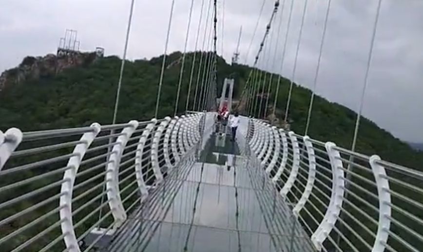 Τρόμος στα 100 μέτρα ύψος για τουρίστα σε γυάλινη γέφυρα που κατέστρεψαν οι ισχυροί άνεμοι