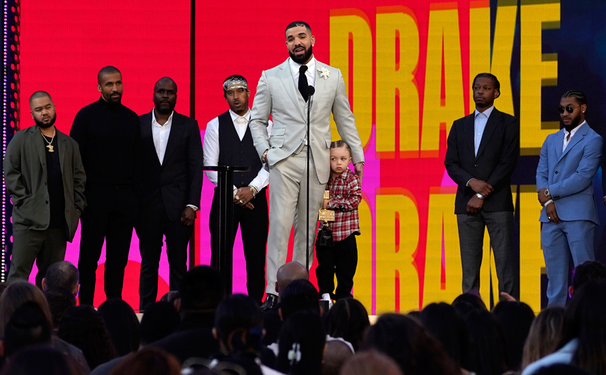 O ράπερ Drake νοίκιασε στάδιο 70.000 θέσεων για το πάρτι του μετά τα Billboard Music Awards 2021