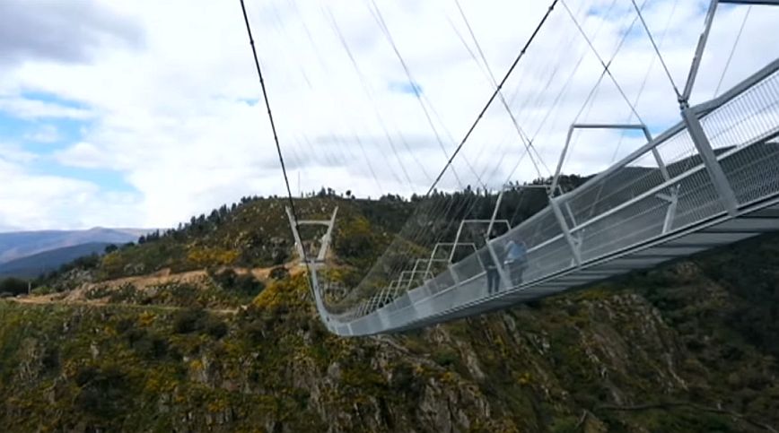 Πορτογαλία: Ολοκληρώθηκε η κατασκευή της μεγαλύτερης κρεμαστής πεζογέφυρας του κόσμου