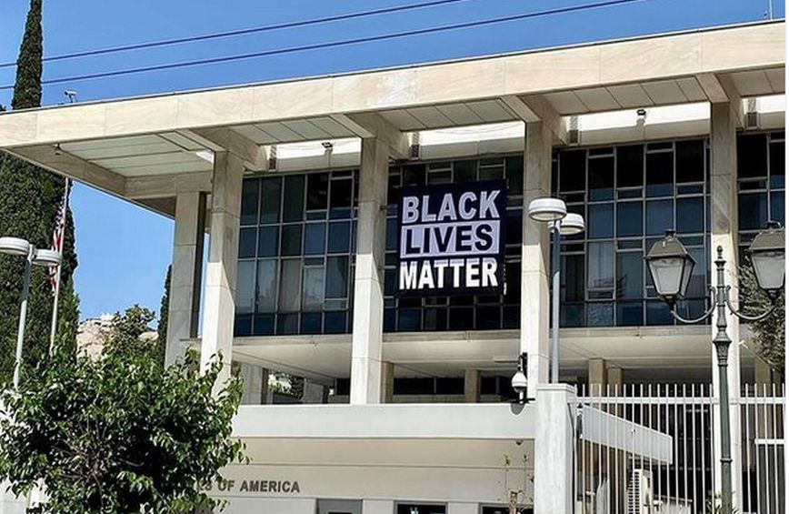 Τζορτζ Φλόιντ: Επιγραφή «Black lives matter» στην αμερικανική πρεσβεία στην Αθήνα
