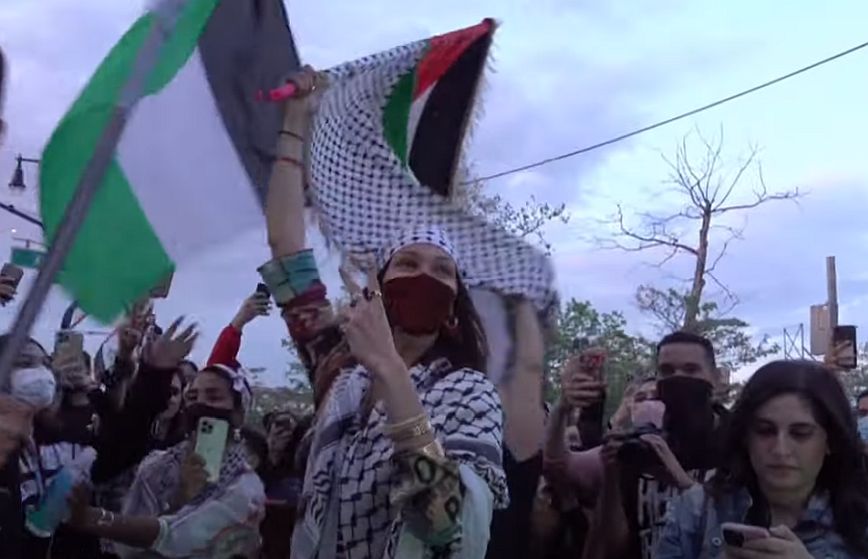 Η Μπέλα Χαντίντ με παλαιστινιακή μαντήλα διαδηλώνει στη Νέα Υόρκη
