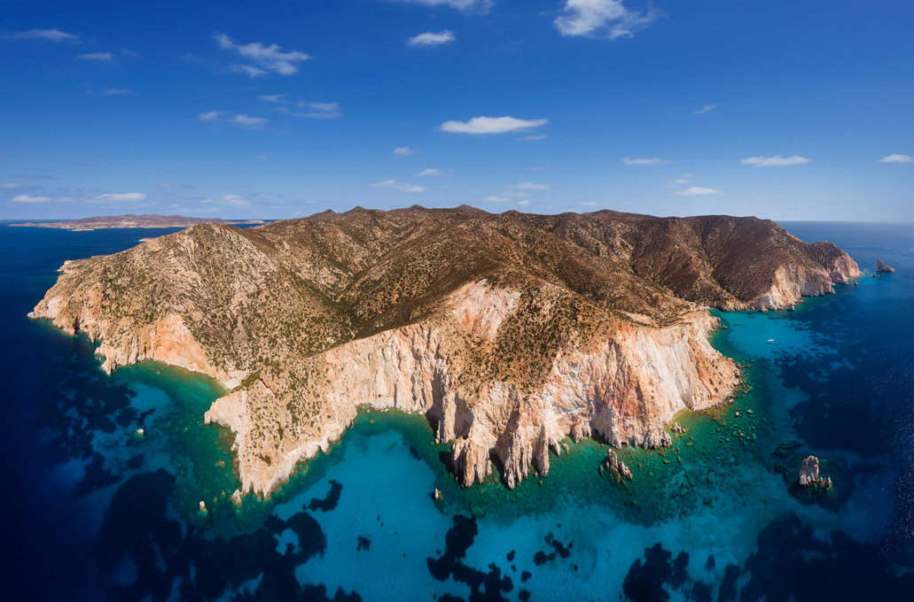 Το ακατοίκητο νησί στις Κυκλάδες που μοιάζει με επίγειο παράδεισο