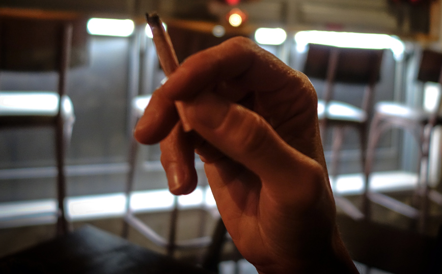 Πώς το κάπνισμα βοηθάει στην μετάδοση του κορονοϊού
