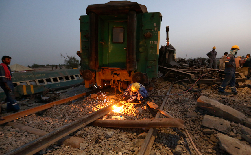 Ανεβαίνει ο αριθμός των νεκρών στο Πακιστάν: 43 θύματα από τη σύγκρουση δύο τρένων
