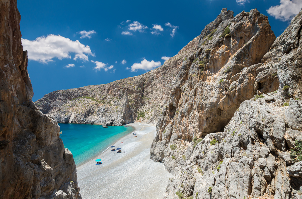 Η μυστική παραλία στην Κρήτη στην άκρη ενός φαραγγιού