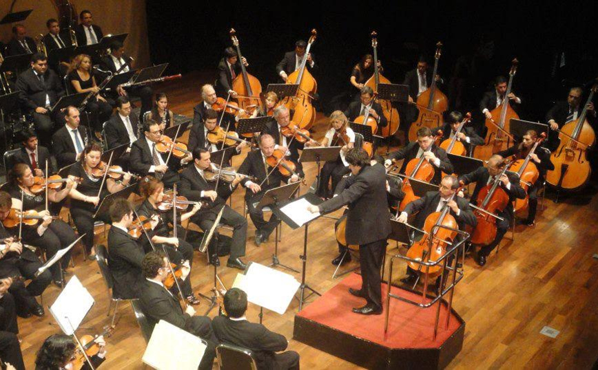 Ο Έλληνας μαέστρος που κρατά ζωντανή τη «φλόγα» του Ελληνισμού και διευθύνει ορχήστρες στην Παραγουάη