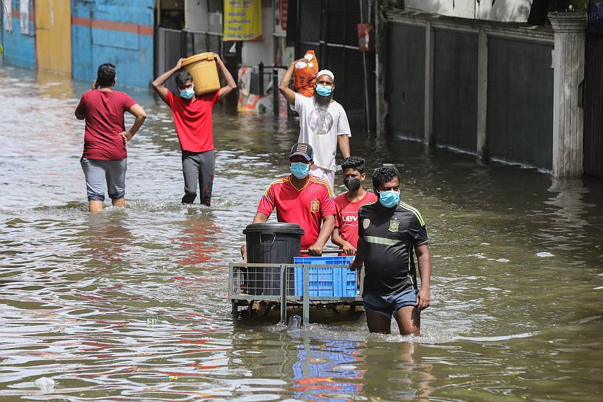 Σρι Λάνκα: Τουλάχιστον 16 νεκροί και 270.000 εκτοπισμένοι από τις πλημμύρες και τις κατολισθήσεις