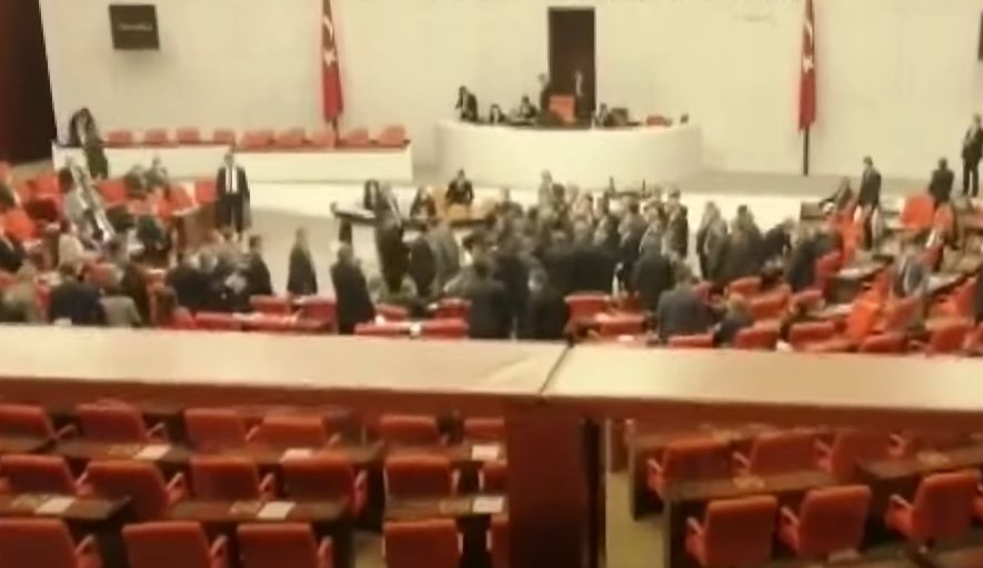 Τουρκία: Πιάστηκαν στα χέρια στην Βουλή – Η δήλωση που άναψε τα αίματα