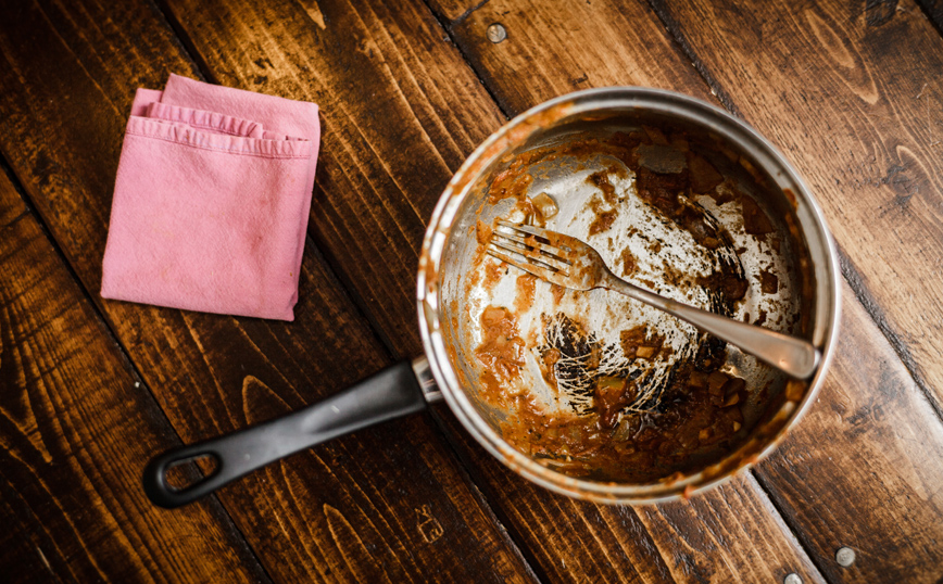 Πώς να καθαρίσετε αποτελεσματικά τις κατσαρόλες από το καμένο φαγητό
