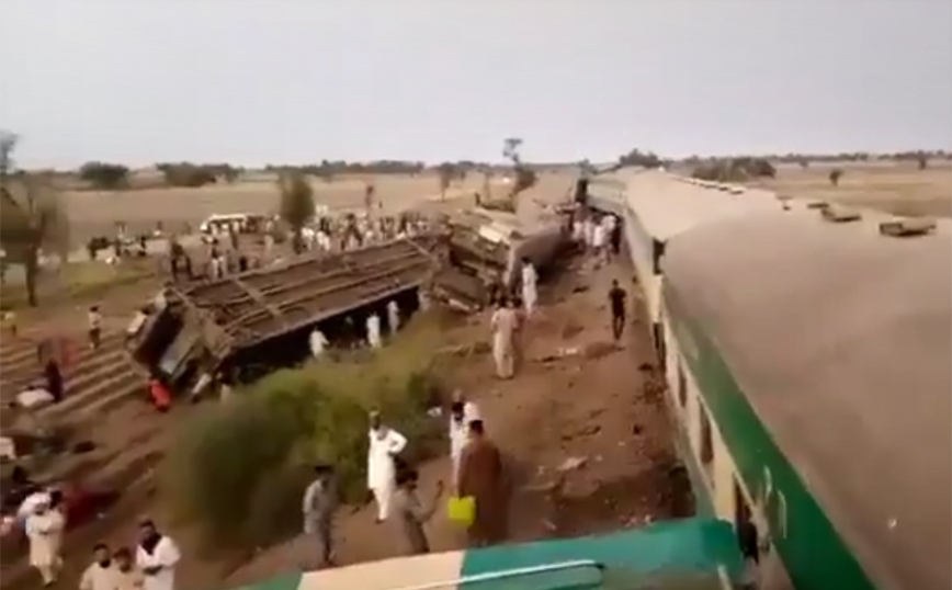 Σύγκρουση τρένων στο Πακιστάν: Αγωνία για τουλάχιστον 25 εγκλωβισμένους