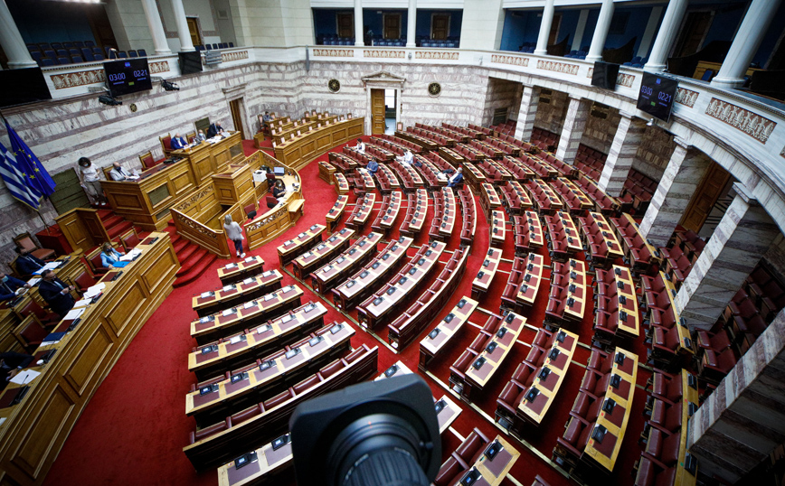 Βουλή: Με ευρύτερη πλειοψηφία ψηφίστηκε το νομοσχέδιο για την απλούστευση της αδειοδότησης επιχειρήσεων