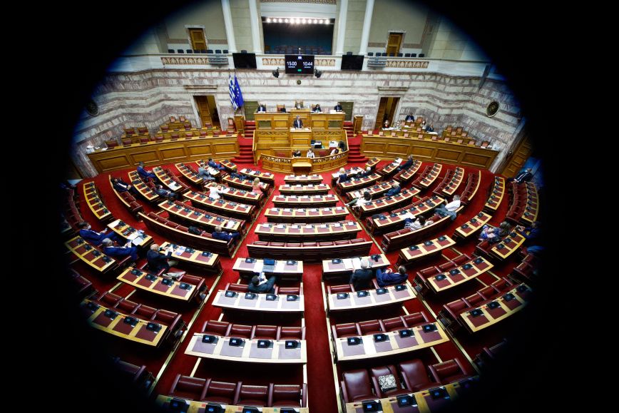 Ονομαστική ψηφοφορία για το νομοσχέδιο του νέου σχολείου ζητούν ΣΥΡΙΖΑ και ΚΚΕ