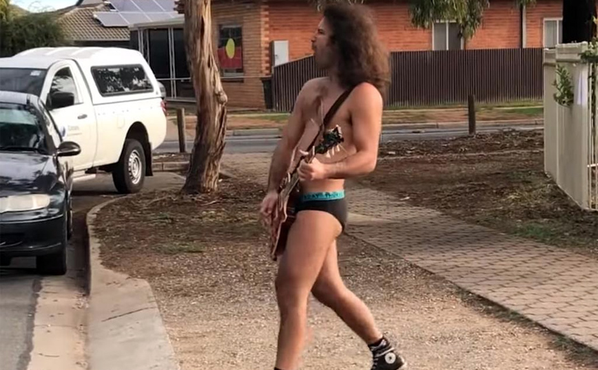 Αυστραλία: Κιθαρίστας έπαιζε εκκωφαντικά κιθάρα στην αυλή του μόνο με το εσώρουχο και συνελήφθη
