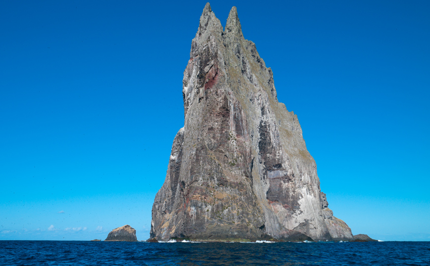 Η ψηλότερη θαλάσσια πυραμίδα στον κόσμο αναδύεται από τα νερά του Ειρηνικού