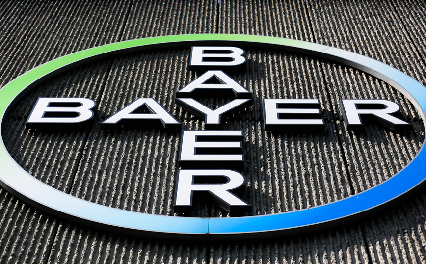 H Bayer αποζημιώνει αγρότη που εμφάνισε προβλήματα όταν εισέπνευσε ζιζανιοκτόνο της