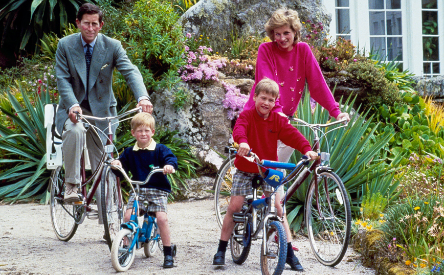 Πριγκίπισσα Νταϊάνα: Το παιδικό κόκκινο ποδήλατό της από τη δεκαετία του 1970 δημοπρατείται