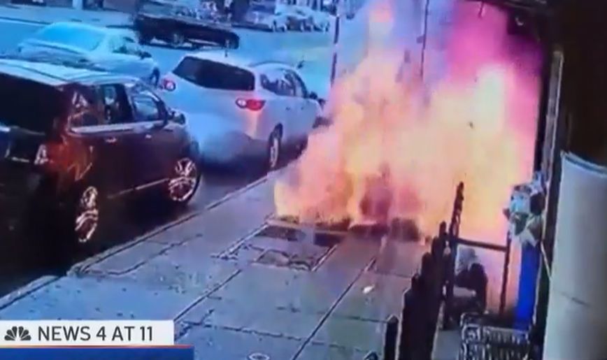 Σοκαριστικό βίντεο με έκρηξη σε πεζοδρόμιο που ρίχνει άντρα στο έδαφος