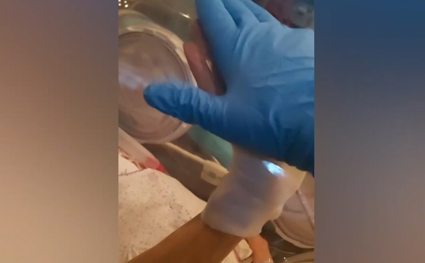 Συγκλονιστικό βίντεο &#8211; Διασώστης δίνει κουράγιο σε ασθενή με κορονοϊό έξω από την ειδική κάψουλα