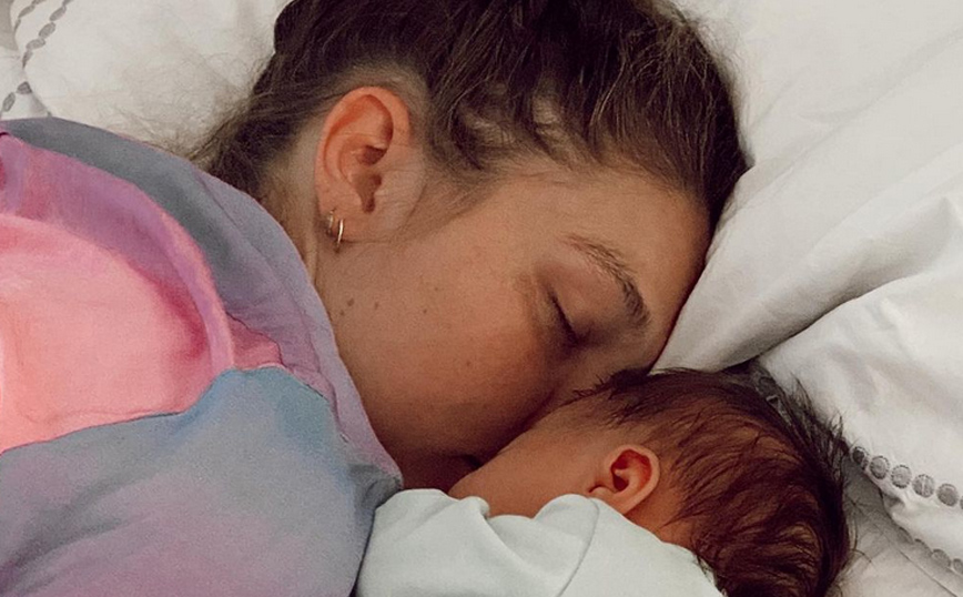 Η Τζίτζι Χαντίντ έγραψε ανοιχτή επιστολή για τις φωτογραφίες της κόρης της: «Θολώστε το πρόσωπο του παιδιού»