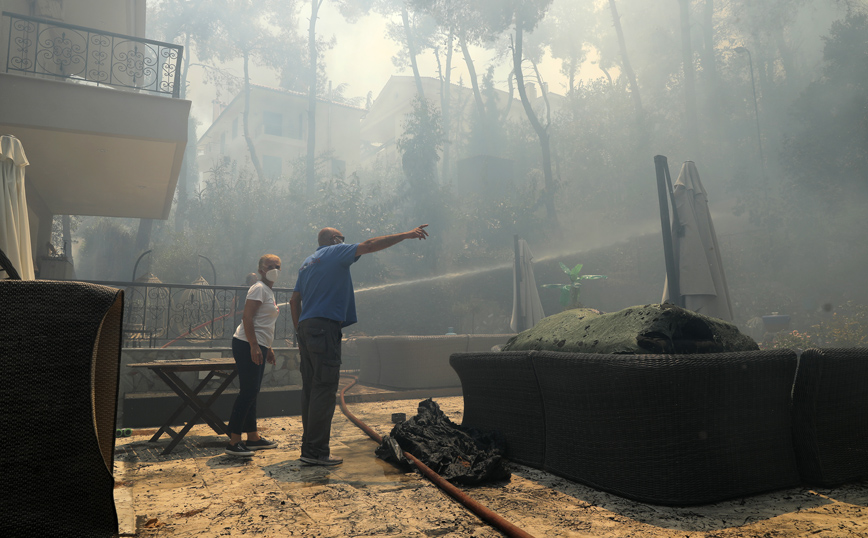 Φωτιά στη Σταμάτα: Πυρομετεωρολόγος εξηγεί τον ρόλο του σημερινού καιρού στη μεγάλη πυρκαγιά