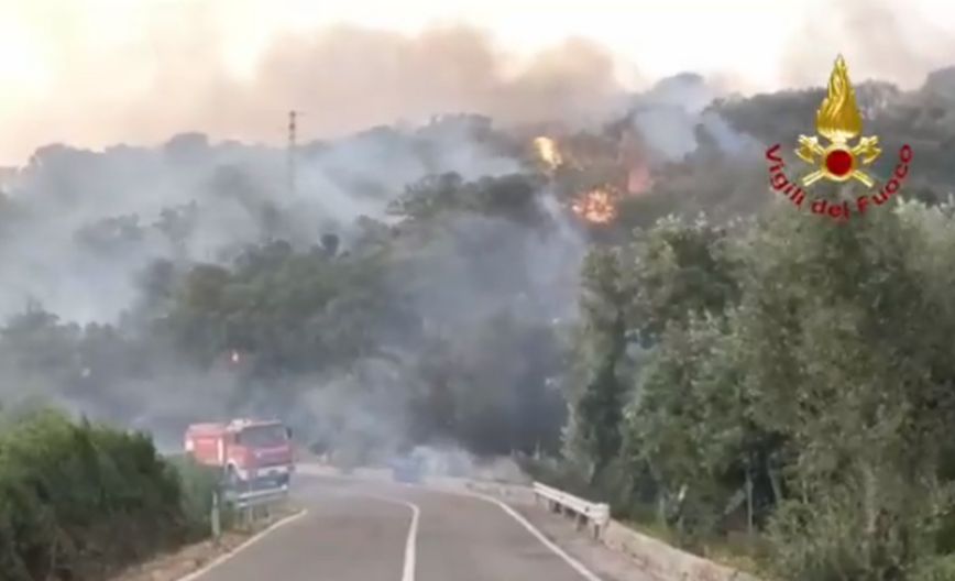 Μάχη με τις φλόγες στη Σαρδηνία για τρίτη ημέρα, ανησυχία προκαλεί ο σφοδρός άνεμος