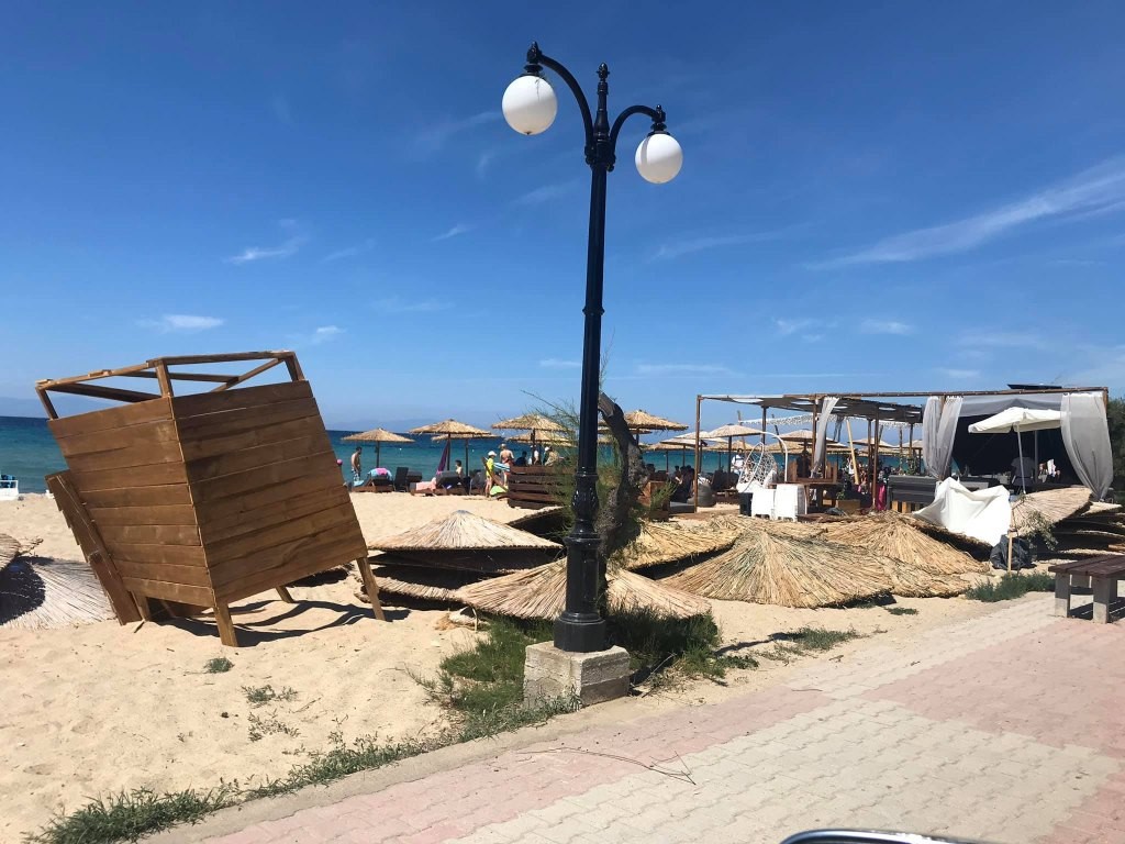 Χαλκιδική: Ανεμοστρόβιλος χτύπησε παραλία – Τραυματίστηκε μία γυναίκα