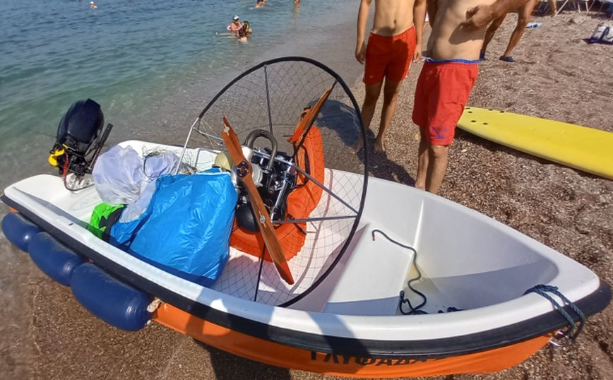 Ατύχημα στην παραλία της Γλυφάδας: Ανεμόπτερο με μηχανή έπεσε στη θάλασσα ανάμεσα σε εκατοντάδες λουόμενους