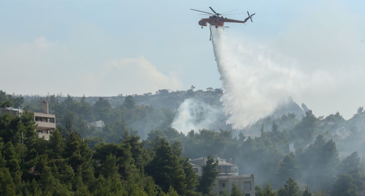 Φωτιά στην Αττική: Βελτιωμένη η κατάσταση στη Μαλακάσα &#8211; Σε επιφυλακή η Πυροσβεστική υπό τον κίνδυνο των αναζωπυρώσεων