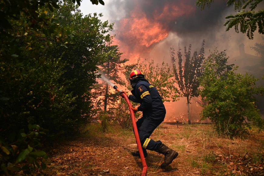 Φωτιά τώρα στον Βαρνάβα Αττικής