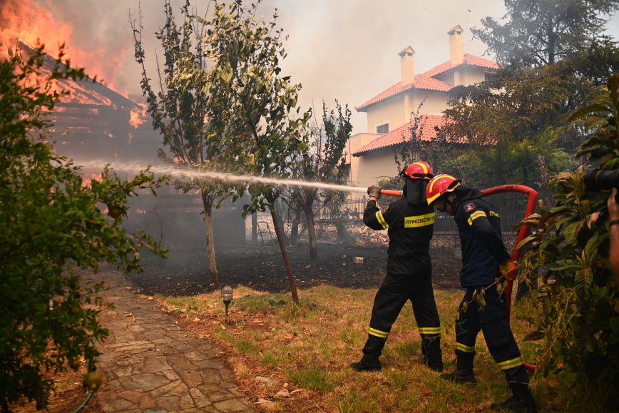 Φωτιά στη Ζάκυνθο: Οι φλόγες βρίσκονται κοντά σε ξενοδοχείο