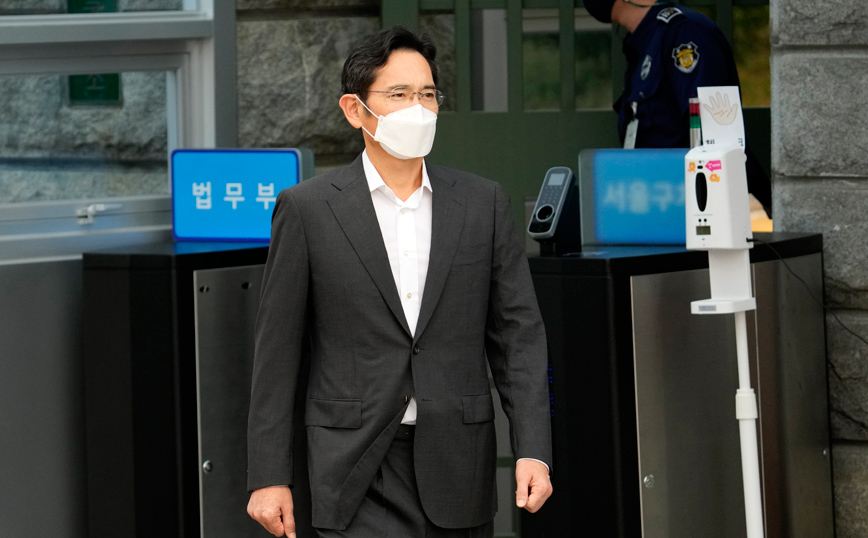 Αποφυλακίσθηκε υπό όρους ο επικεφαλής της Samsung – Αδυνατισμένος και μεταμελημένος