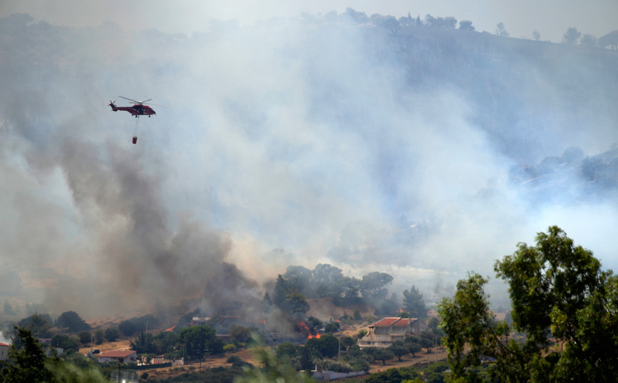 Διπλή μάχη με τις φλόγες στην Αττική: Ανεξέλεγκτες οι φωτιές σε Βίλια και Κερατέα, εκκενώθηκαν οικισμοί
