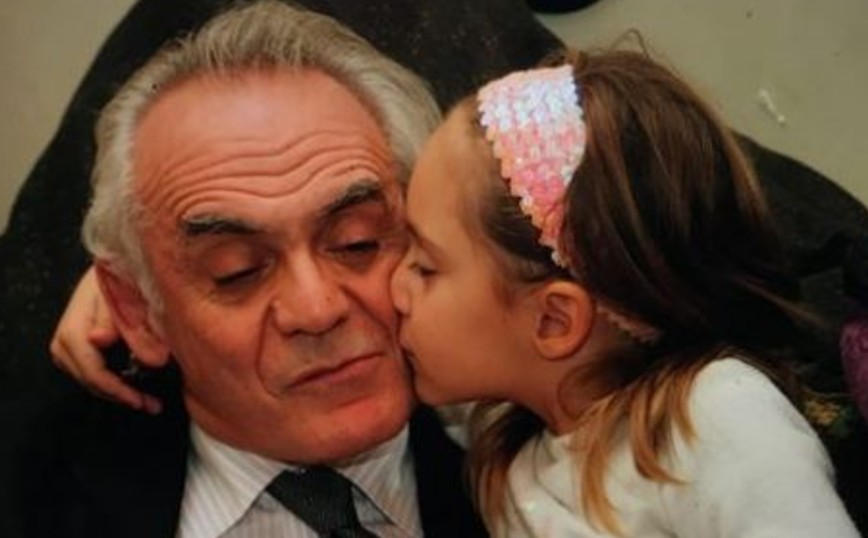 Άκης Τσοχατζόπουλος: Το συγκινητικό «αντίο» της εγγονής του με δύο φωτογραφίες από το παρελθόν